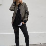 Army barva dodá život jednobarevnému černému outfitu.