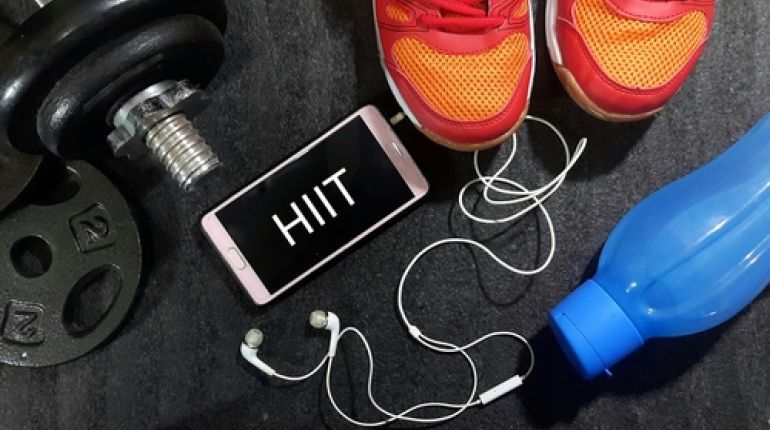 S lehkými činkami posílíte svaly stejně jako s velkou váhou, potvrdil výzkum
