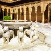 Lví dvůr, jehož fontánu před Lvím palácem střeží sochy dvanácti lvů