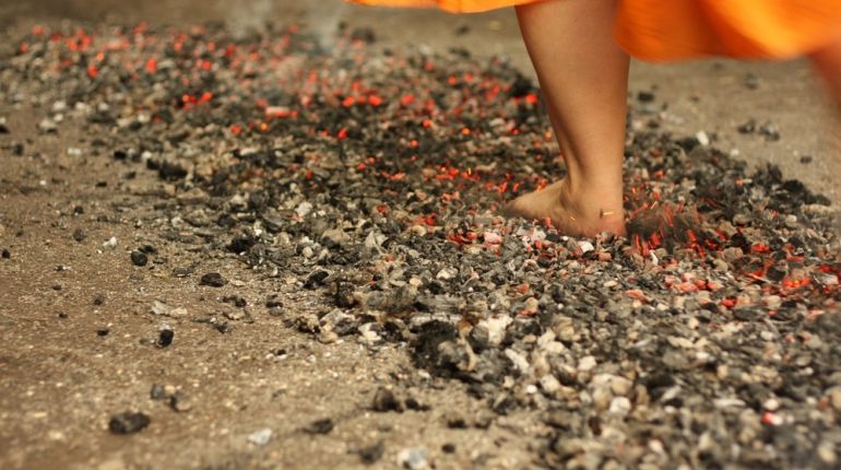 Firewalking: Popálit si lze nejen chodidla, ale i vlastní duši