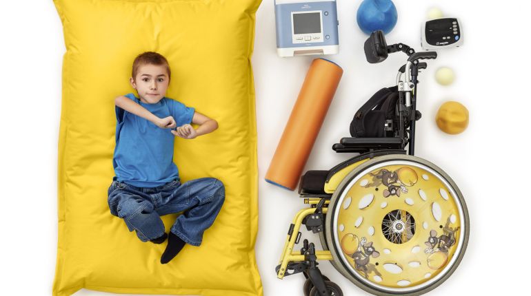 Bez pomoci by synovi se svalovou dystrofií nemohla koupit ani invalidní vozíček