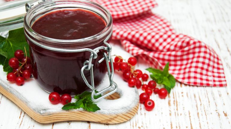 Co si zavařit v červenci? Třeba sirup z červeného rybízu!