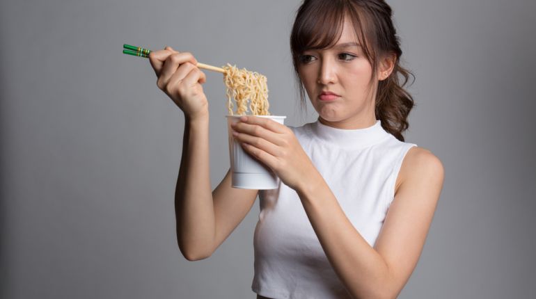 Vědci zjistili, že konzumace instantních nudlí způsobuje více zdravotních rizik než fastfoodové jídlo