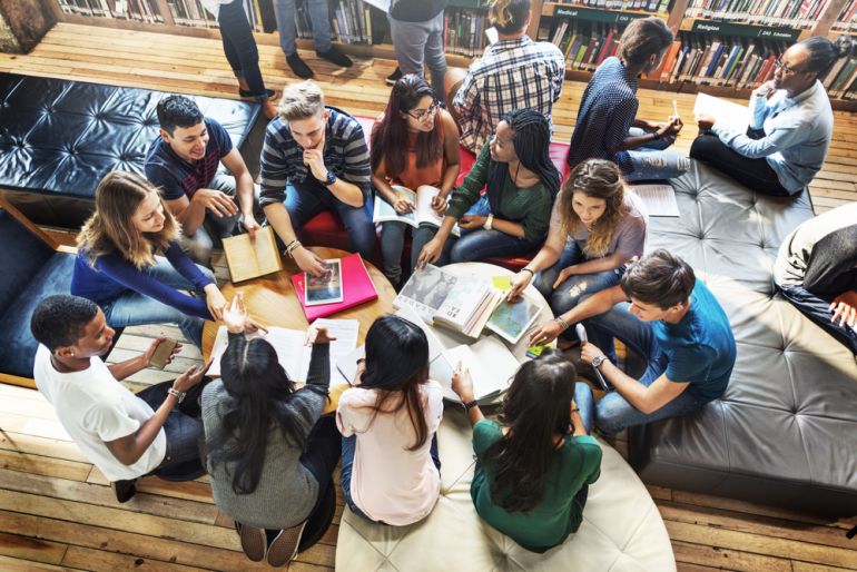 studenti shutterstock 402458263