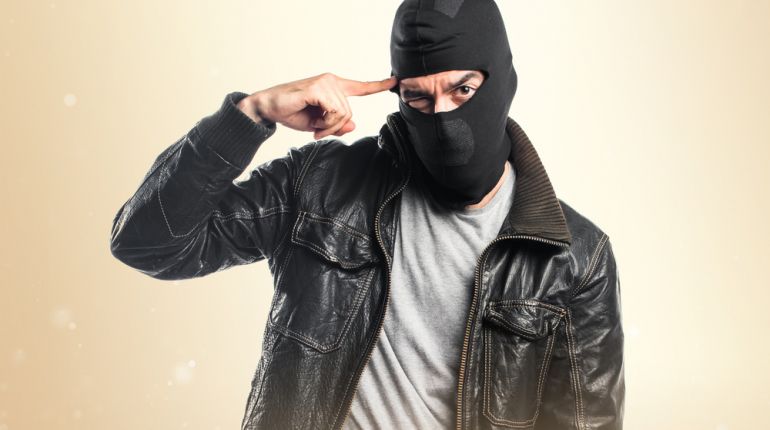 Zloděj si myslel, že když se potře citrónem, nebude vidět na kameře