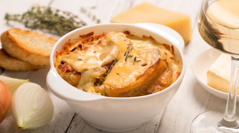 Rychlý oběd? Cibulová polévka se sýrovým toastem!
