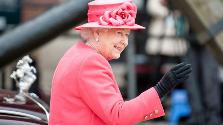 Zprávy z Buckinghamského paláce? Královna snídá čokoládu a obědvá aperitiv