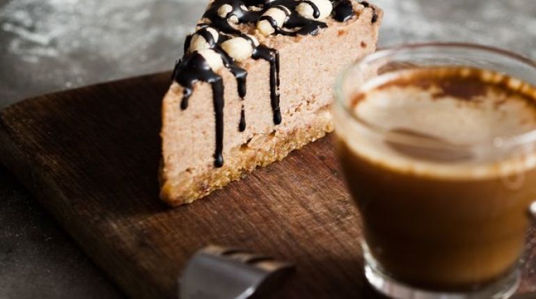Veganský dezert bez cukru a lepku? Vyrobte si čokoládovo-karamelové řezy