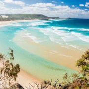 Ze Sydney se nyní po východním pobřeží posuneme trochu na sever, a to na Fraser Island. Se 120 km délky a 24 km šířky je největším písečným ostrovem na světě. Kupodivu tu bují divoká vegetace a ostrov vedle písečných dun pokrývají také lesy eukalyptů nebo husté mangrovové porosty a deštné pralesy. Uchytila se tu totiž skupina houbovitých organismů schopných přežívat v písku. Díky nim vzniká půda s podmínkami vhodnými pro růst dalších rostlin. Fraser Island a na něm se rozkládající národní park tak nabízejí možnost parádní relaxace při cestě po východním břehu Austrálie.