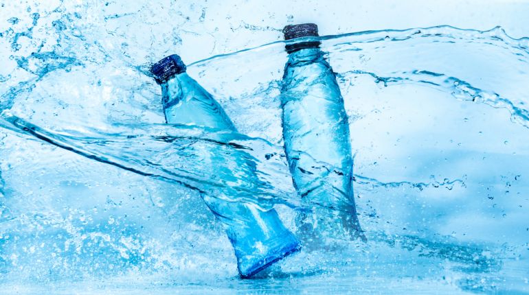 Znáte rozdíly v balených vodách? Nekupujte předraženou kohoutkovou!