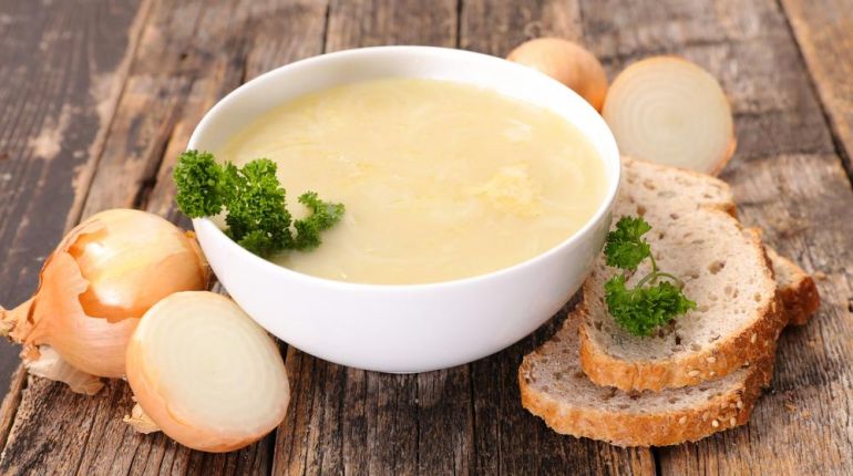 Fit recepty od Freshbedýnek: Cibulová smetanová polévka