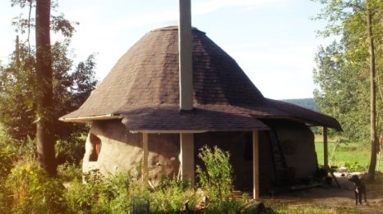 Zemina, pytle, ostnatý drát, nářadí a parta kamarádů. Ke stavbě domu stačí málo!