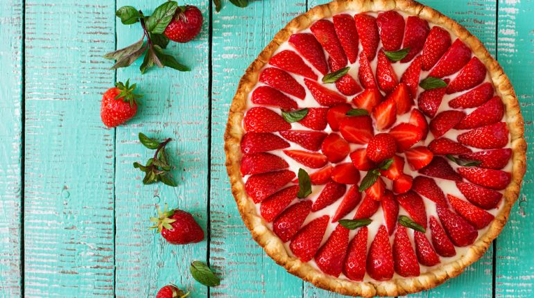 Něco dobrého na zub? Co takhle kakaový cheesecake s jahodami