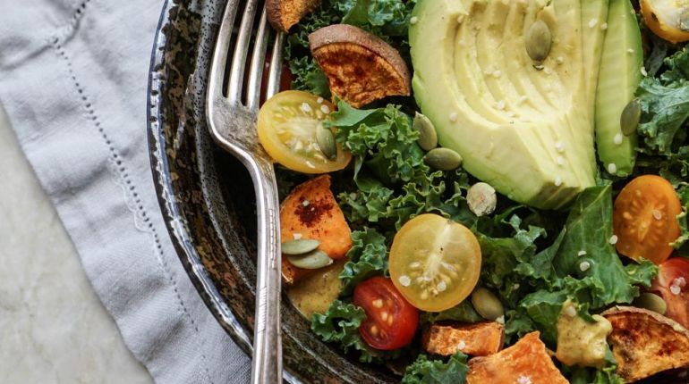 Kadeřávkový salátek se sezamem zasytí i detoxikuje