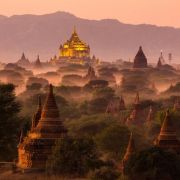 Bagan, Barma. Čtyři tisíce chrámů na jednom místě? Vypadá to neuvěřitelně – když se teď dívám na fotografie, tak si říkám, zda to byl sen či skutečnost: vypadá to jako něco mezi pohádkou a nádhernou počítačovou grafikou. Zatím se tu běžně jezdí v kočárech tažených koňmi. Určitě se toto místo bude měnit.. doporučuji jet co nejdříve! Sem se jistě vrátím alespoň na návštěvu.