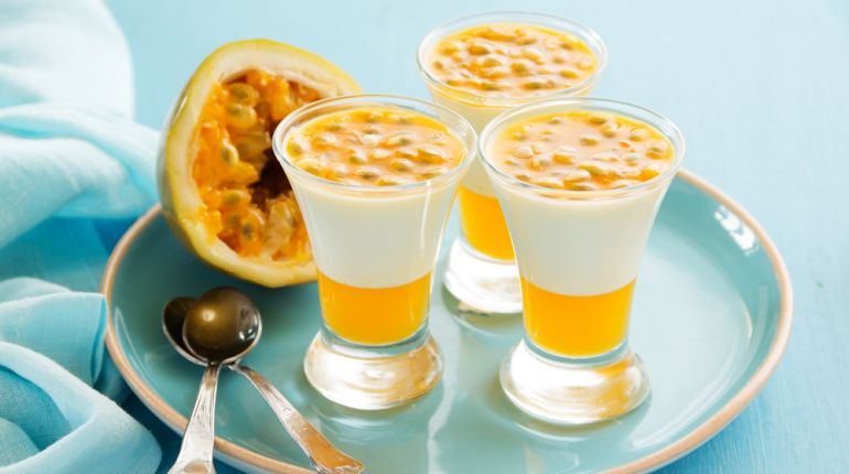 Po tomto dezertu se do vás tchyně zamiluje: Kokosová panna cotta s mangem a maracujou
