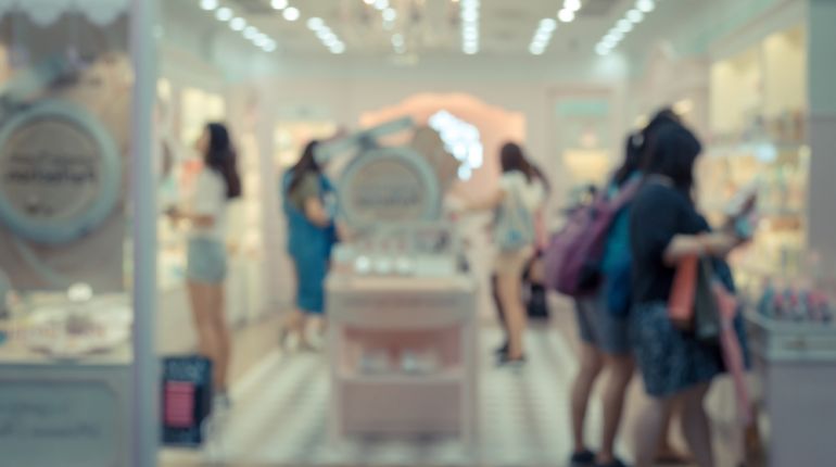 Prošlá a neúčinná kosmetika v českých e-shopech: proč nakupovat v parfumeriích?