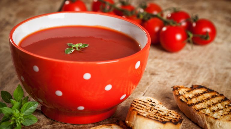 Pikantní rajčatová polévka s pepřem a quinoou aneb návod na to, jak vylízat talíř!