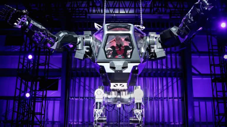 Video: Jako superpadouch! Miliardář Jeff Bezos navlékl robotický oblek. 