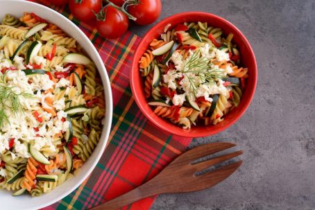 testovinovy salat cocka shutterstock 442729057