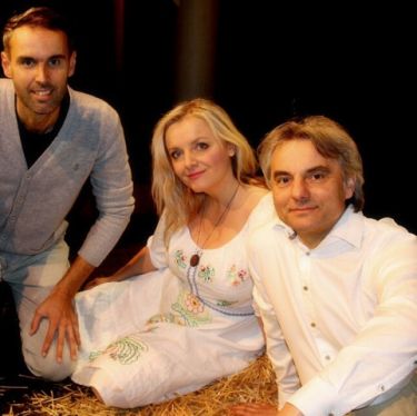 trio ld na slame foto