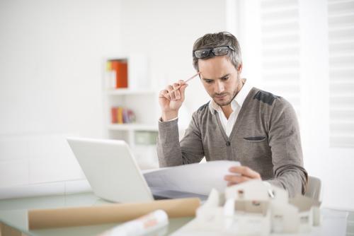 muz v praci shutterstock 165336884